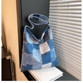 Große Patchwork-Tragetasche aus Denim mit blau-weißem Karomuster im stilvollen Straßenlook - Blau