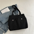Schwarze Canvas-Tragetasche mit zwei Vordertaschen und robustem Schultergurt-Design - Schwarz