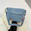 Hellblaue Denim-Umhängetasche mit rotem Logo-Patch und silbernem Schnallenverschluss - Hellblau