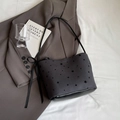 Dunkelgraue Canvas-Beuteltasche mit Sterndruck und schwarzen Schleifendetails - Stern