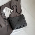 Retro Beuteltasche aus grauem Fischgrät-Stoff mit schwarzen Punkten und Lederboden - Schwarze Schleife