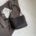 Schicke dunkelgraue Beuteltasche mit roten Punkten, Lederriemen und Schleifendetail - Punkte