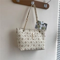 Elegante beige Monogramm-Tote-Tasche mit goldener Kette und Hirsch-Anhänger - Weiß
