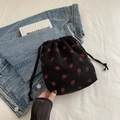 Bolso tipo cubo de pana negra con estampado de fresas rojas y cierre de cordón - Negro
