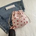 Bolso tipo cubo de pana rosa con estampado de fresas rojas y cierre de cordón - Rosa