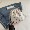 Bolso tipo cubo de pana blanco roto con estampado de fresas y cierre de cordón - Blanco
