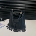 Minimalistische schwarze Shopper-Tasche mit langen Fransen und goldenen Metallschnallen - Schwarz