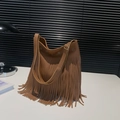 Braune Handtasche aus genarbtem Leder mit langen Fransen und minimalistischem Design - Braun