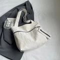 Grand sac cabas blanc cassé avec texture plissée et petit porte-monnaie assorti - Ensemble 2-en-1 Texture Crêpée (Blanc Cassé) / Blanc Cassé