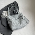 Grand sac fourre-tout argenté avec petit porte-monnaie et texture froissée métallique - Ensemble 2-en-1 Texture Crêpée (Argent) / Argenté