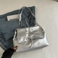Bolso bandolera plateado metalizado con lazo y correa de cadena para mujer - Plateado