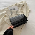 Sac bandoulière minimaliste noir effet croco avec bandoulière chaîne argentée et rabat - Noir