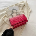 Sac à bandoulière fuchsia effet crocodile avec grosse chaîne en métal argenté brillant - rose vif