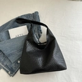 Moderne schwarze Hobo-Schultertasche mit gewebtem Ledermuster und breitem Riemen - Schwarz