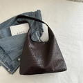 Dunkelbraune handgewebte Hobo-Schultertasche mit minimalistischer Ledertextur im Vintage-Stil - Braun