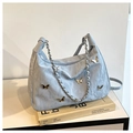 Detail der hellblauen gefalteten Tasche mit Metall-Schmetterling und Kettenriemen - Blau Ohne Anhänger