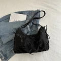 Borsa a mezzaluna nera a pieghe alla moda con fiocco e finitura testurizzata - Nero