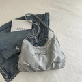 Borsa hobo plissettata argento con fiocchi decorativi e finitura metallica chic - Argento