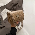 Sac bandoulière matelassé kaki avec étoile en strass et bandoulière chaîne - Khaki