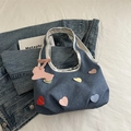 Borsa in denim blu con toppe a cuore colorate e un grazioso ciondolo a forma di cucciolo - Blu