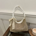 Borsa a spalla in paglia intrecciata marrone chiaro con fiocco beige e tracolla bianca - Bianco
