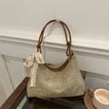 Borsa hobo in paglia intrecciata beige con tracolla in pelle marrone e fiocco in pizzo - Marrone