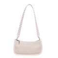 Borsa sottobraccio chic in paglia beige con ampia tracolla a borchie argento - Bianco