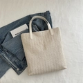 Minimalistische beige Web-Tragetasche mit weißen Ledergriffen für sommerlichen Freizeitstil - Gebrochenes Weiß