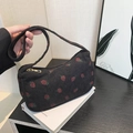 Borsa a spalla in velluto a coste nera con ricamo di fragole rosse e cerniera superiore - Nero