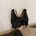 Borsa hobo in vernice nera con grande fiocco decorativo e catena in metallo argento - Nero