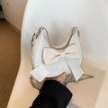 Borsa a mezzaluna bianca con grande fiocco e trama marmorizzata in ecopelle PU - Bianco