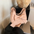 Borsa hobo rosa con trama marmorea, grande fiocco ed elegante catena metallica - Rosa