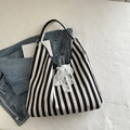 Sac fourre-tout en toile à rayures noires et blanches avec nœud en dentelle blanche - Noir