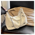 Détail du sac cabas plissé blanc avec breloques papillon en argent et bandoulière - Blanc Sans Pendentif