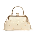 Vintage μπεζ τσαντάκι clutch με χρυσά τρουκς καρδιάς και λουλουδάτη μεταλλική λαβή - Λευκό