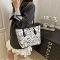 Borsa tote in tela graffiti con motivi a cartoni animati in bianco e nero e spalline lunghe - Senza ciondolo / Bianco