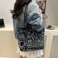 Grande borsa tote in tela nera con motivi graffiti bianchi e spalline sottili - Senza ciondolo / Nero