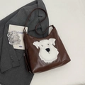 Bolso tote de cuero marrón oscuro con parche de perro de peluche blanco y correa - café