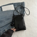Borsa a tracolla nera lucida per cellulare con ciondolo a sfera intrecciata - Nero