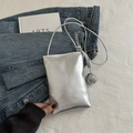Borsa a tracolla argento metallizzato con texture stropicciata e ciondolo - Argento