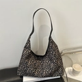Sac hobo imprimé léopard avec bandoulière en cuir noir et style vintage élégant - Beige