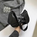 Bolso de hombro chic de cuero PU negro mate con pliegues y lazo decorativo sutil - Negro