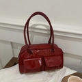 Bolso de hombro rojo oscuro brillante con dos bolsillos frontales y acabado de charol - Rojo