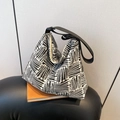 Bolso hobo minimalista con patrón geométrico en blanco y negro y correa ajustable - Negro