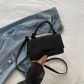 Piccola borsa a tracolla minimalista nera in pelle con dettagli circolari dorati - Nero