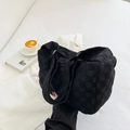 Sac fourre-tout noir à motif damier avec texture tissée et large bandoulière - Noir