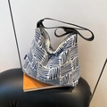 Bolso tote con estampado geométrico azul y blanco con correa negra ajustable - Azul