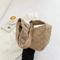 Sac hobo beige à damier matelassé en tissu peluche avec large bandoulière souple - Kaki