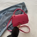 Borsa a tracolla fucsia in pelle PU con manico superiore e dettagli dorati su denim - rosa acceso