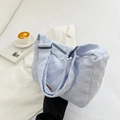Sac bandoulière bleu clair tissé avec texture damier et bandoulière réglable - Bleu